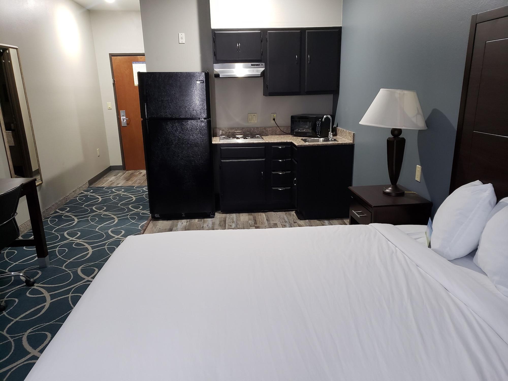 Days Inn & Suites By Wyndham Cleburne Tx Exterior photo