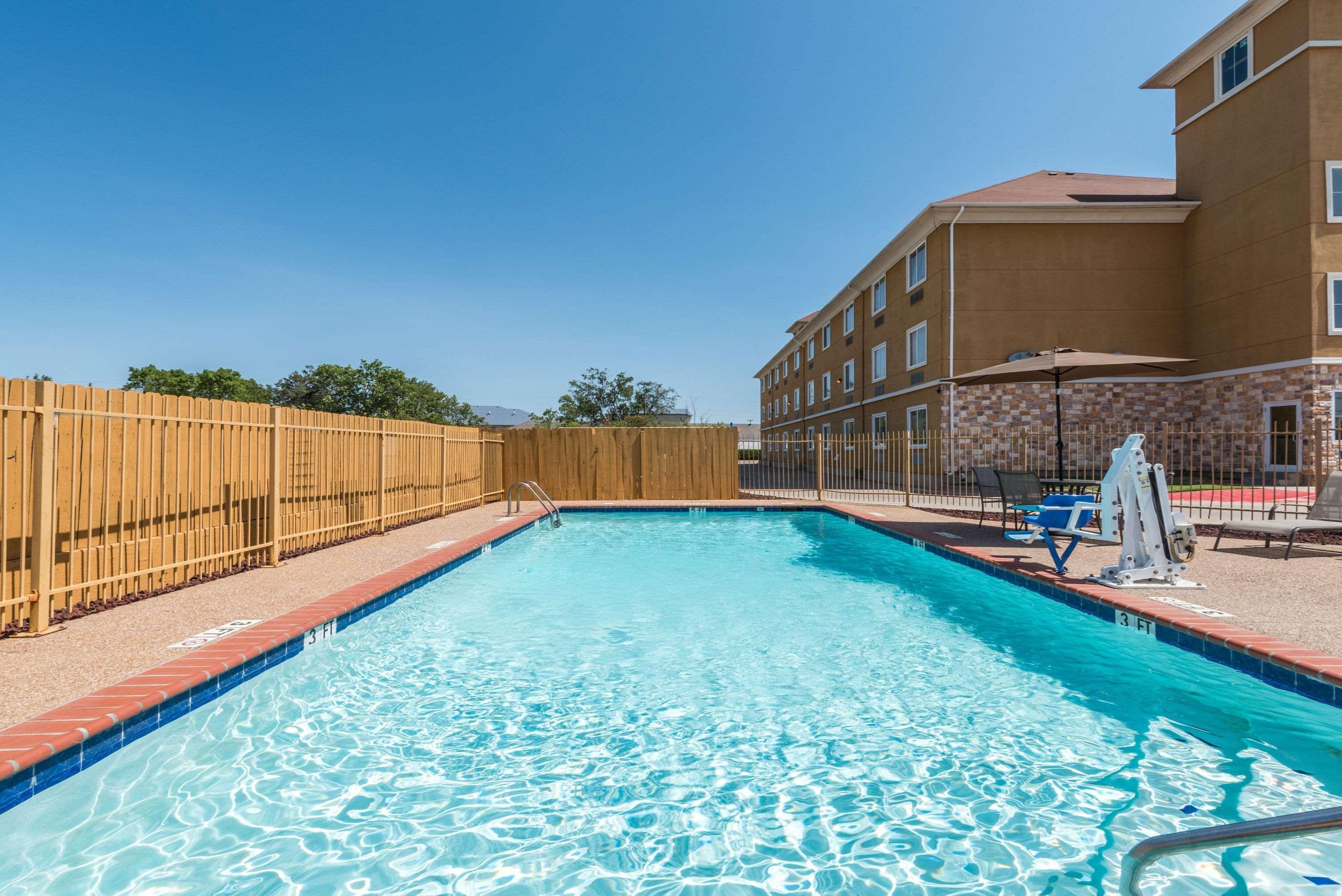 Days Inn & Suites By Wyndham Cleburne Tx Exterior photo